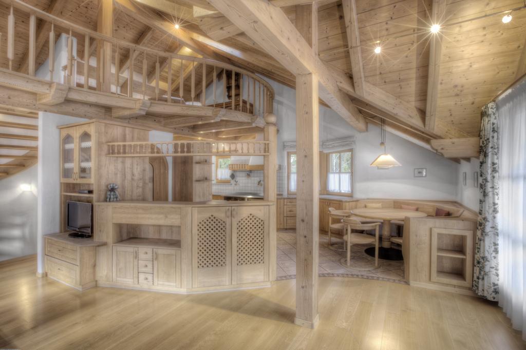 Alexander Mountain-Lodge San Vigilio Di Marebbe Bilik gambar