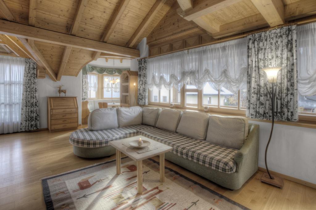 Alexander Mountain-Lodge San Vigilio Di Marebbe Bilik gambar